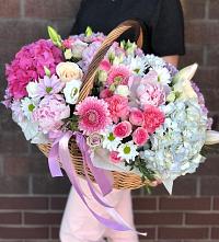 Цветочная композиция из Розы, Хризантемы, Пионы и Лизиантусы в корзине в Донская Сочи