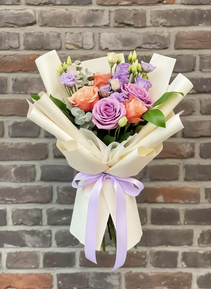 Букет цветов из: Лизиантусы и Розы в Донская Сочи