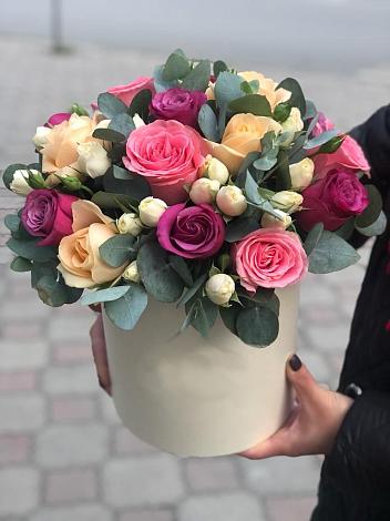 Цветочная композиция из Розы в шляпной коробке в Донская Сочи