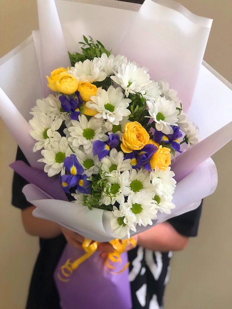 Букет цветов из: Ирисы, Хризантемы и Розы в Донская Сочи