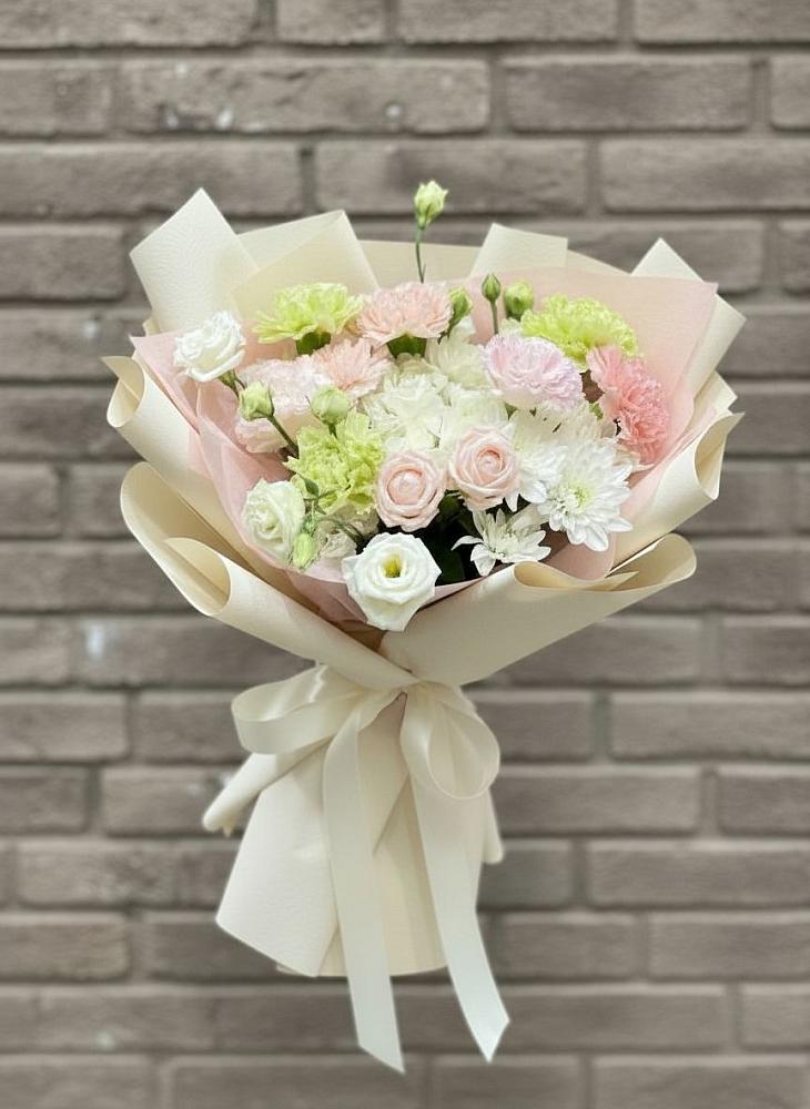 Букет цветов из: Гвоздики, Розы, Лизиантусы и Хризантемы в Донская Сочи