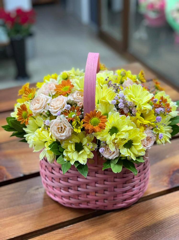 Цветочная композиция из Хризантемы и Розы в корзине в Донская Сочи