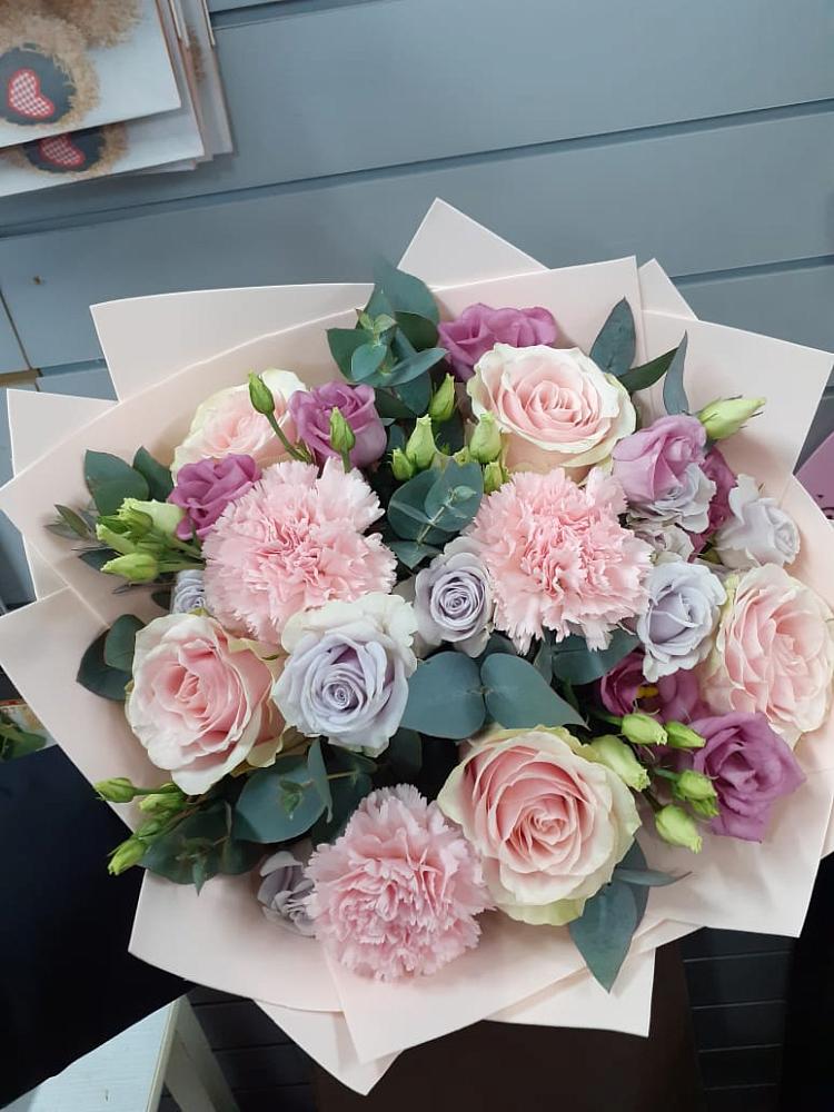 Букет цветов из: Розы, Гвоздики и Лизиантусы в Донская Сочи