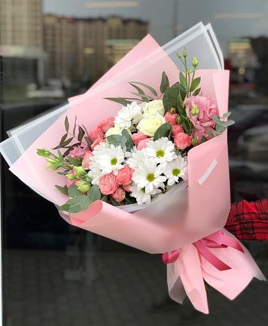 Букет цветов из: Розы, Лизиантусы и Хризантемы в Донская Сочи